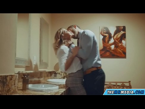 ❤️ Wanneer 'n rondborstige blondine jou in 'n openbare toilet verlei ️  Seks by porn af.camporner.top ☑
